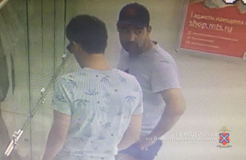 В Волгоградской области похитителей девяти телефонов iPhone ищут по видео