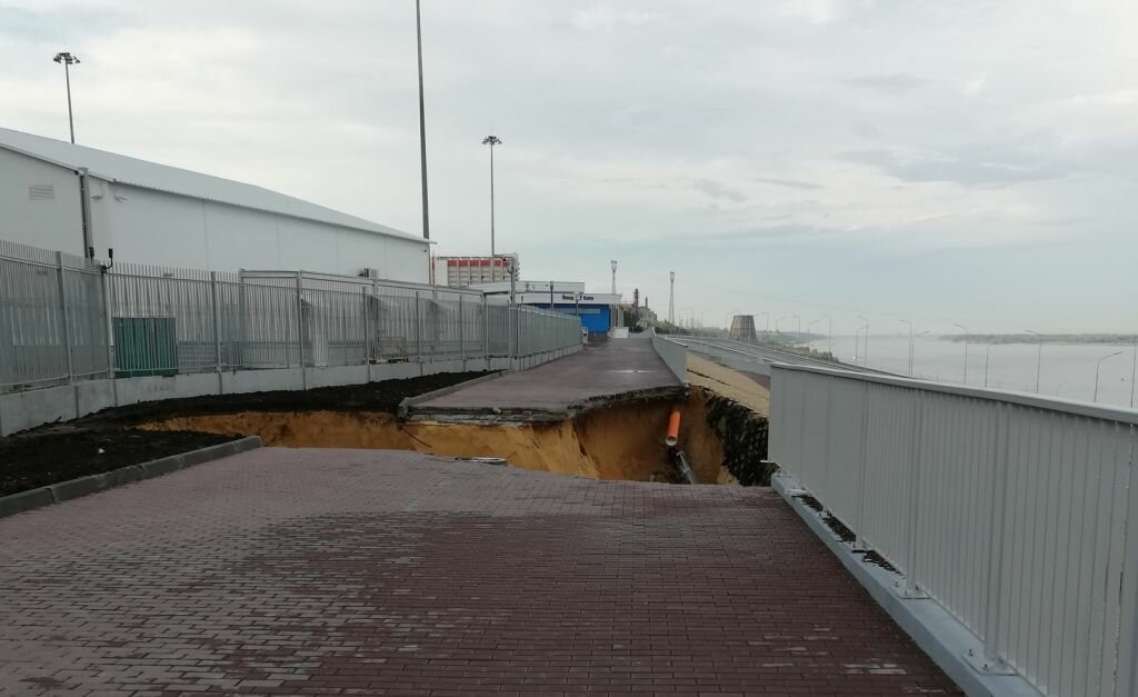Сильнейший ливень смыл склон у «Волгоград Арены», тротуары и дорогу бурин1.jpg