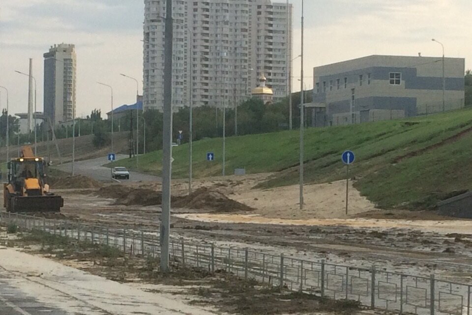 Сильнейший ливень смыл склон у «Волгоград Арены», тротуары и дорогу роман афанасенко.jpg